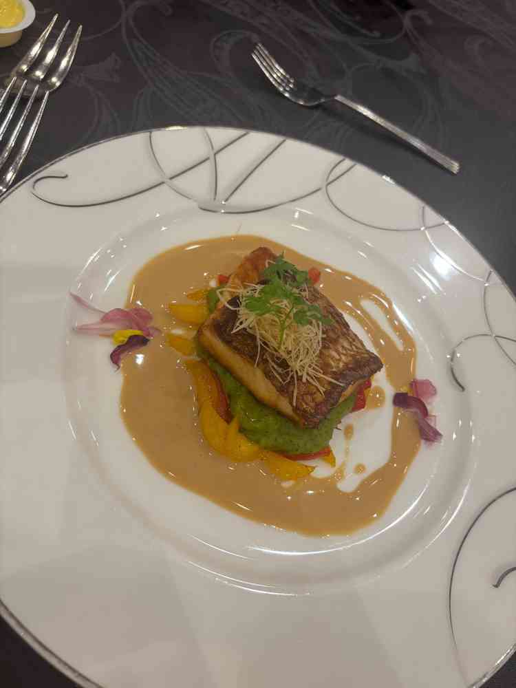 お魚料理もいただきました。最近はオマール海老のメニューが人気のようです。