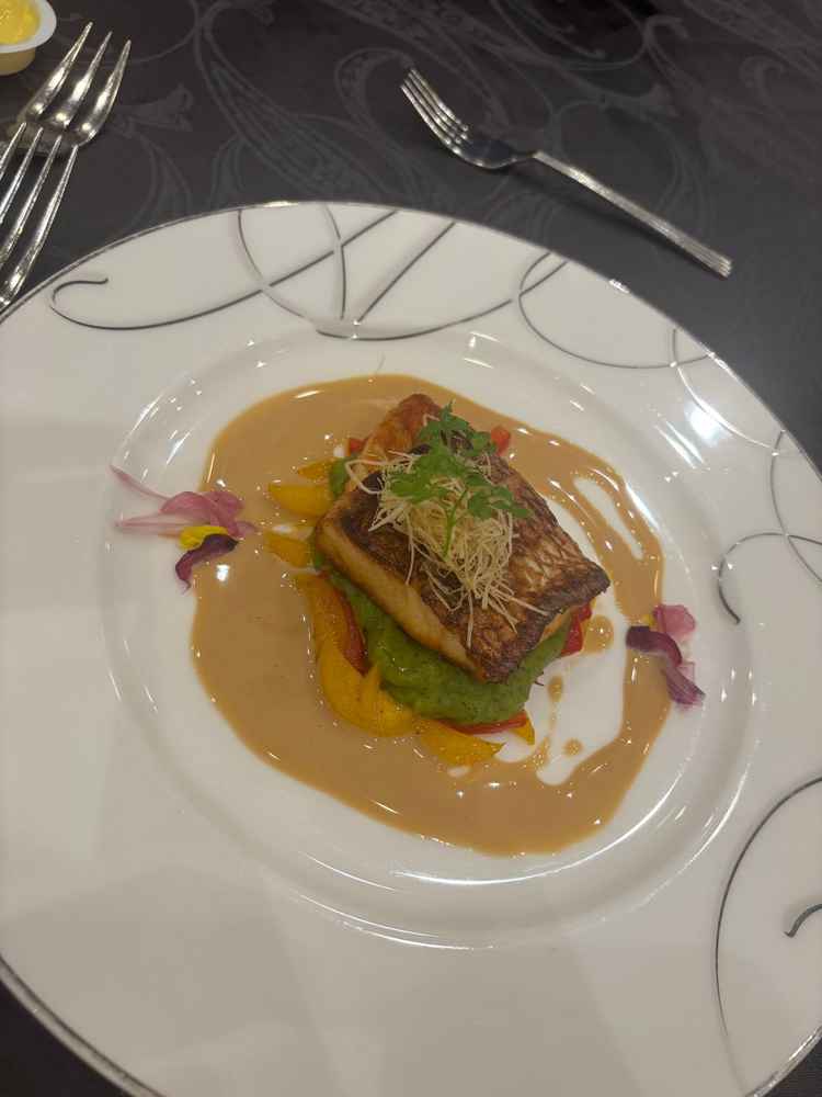 お魚料理もいただきました。最近はオマール海老のメニューが人気のようです。