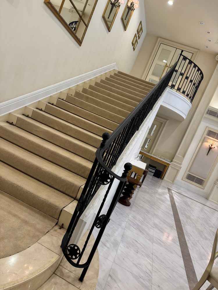 ホワイトハウスの披露宴会場奥にある階段は、控え室につながっており、新郎新婦の入退場で一番映えそうです