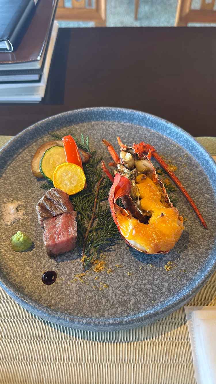 試食で出して頂いたメインのステーキと海老。