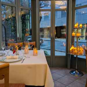 試食したレストランからの写真。海外のような雰囲気のデザインとろうそくによる幻想的な空間が落ち着いた。