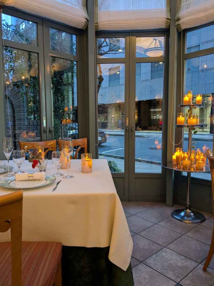 試食したレストランからの写真。海外のような雰囲気のデザインとろうそくによる幻想的な空間が落ち着いた。