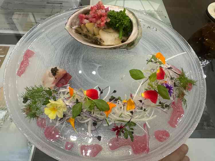 試食では大きなアワビをいただきました。とてもおいしかったです。