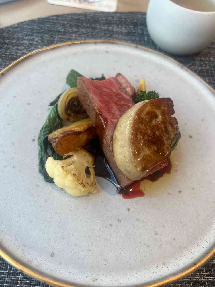 試食①国産牛のフォアグラ載せ