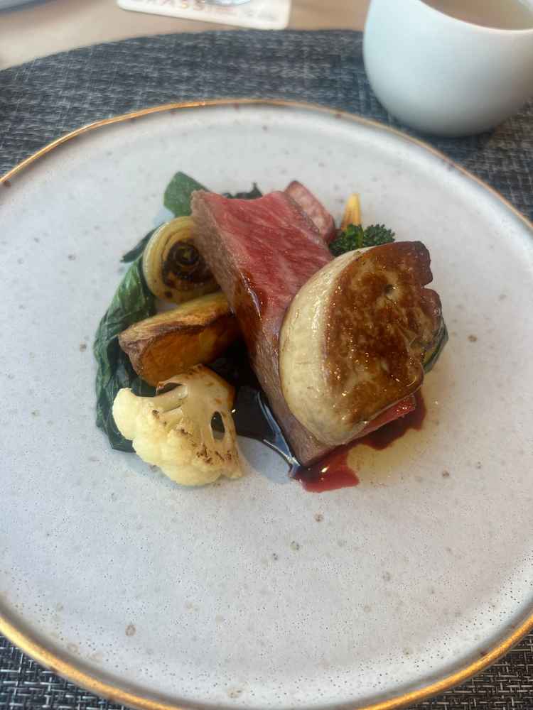 試食①国産牛のフォアグラ載せ