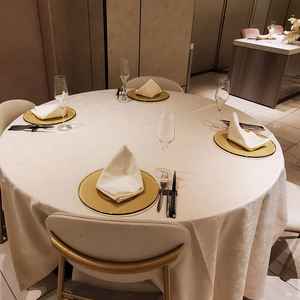 食事テーブルはふつうかと思いますが飾り付け次第で自分好みの演出に出来そうです。