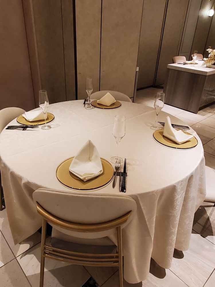 食事テーブルはふつうかと思いますが飾り付け次第で自分好みの演出に出来そうです。