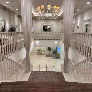 1階2階を繋ぐ階段、ここでフラワーシャワーや集合写真を撮ることができる。