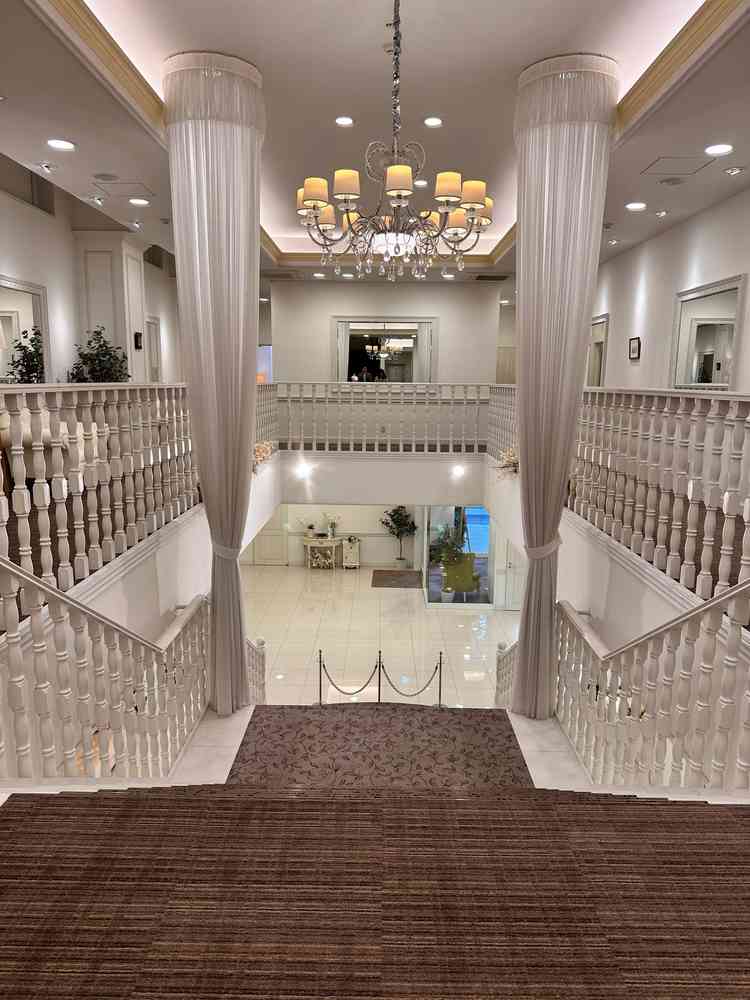 1階2階を繋ぐ階段、ここでフラワーシャワーや集合写真を撮ることができる。