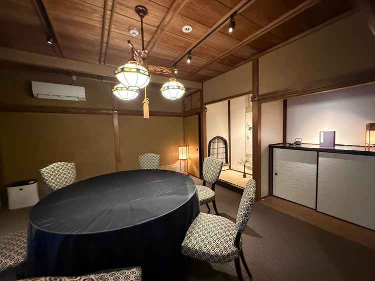 控室の写真。広すぎもせず、客間のような落ち着いた空間です。