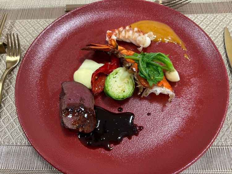 メイン料理の写真。オマール海老、特選牛フィレのロティーどちらも柔らかくて美味しかった。