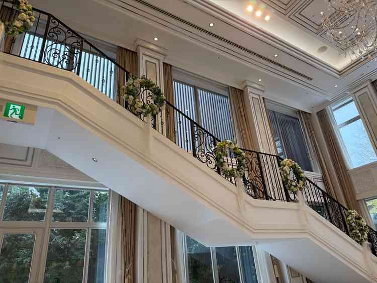 白の披露宴会場には大階段があり、披露宴の際入場でぜひ使用したいと思いました。