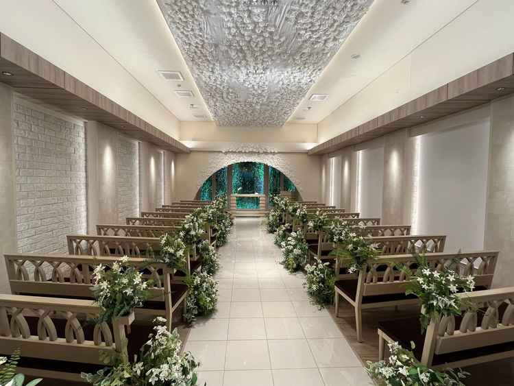 チャペル。入り口側から。白を基調に綺麗な雰囲気。