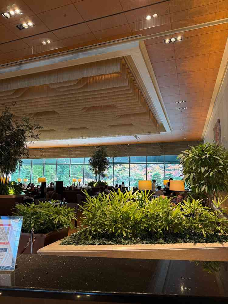 エントランスの窓から見える景色が綺麗。午前式であれば写真もここで撮れるのが魅力的。