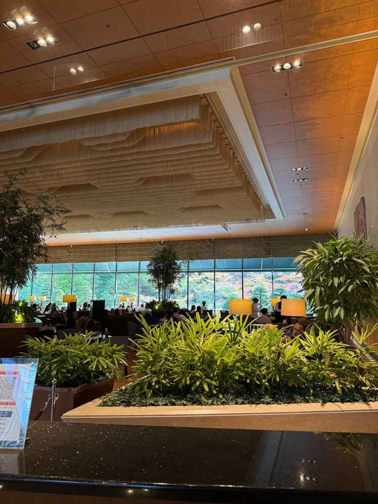 エントランスの窓から見える景色が綺麗。午前式であれば写真もここで撮れるのが魅力的。