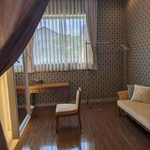 新郎新婦の待合室は1つの部屋でカーテンで仕切ることができるようになってます。