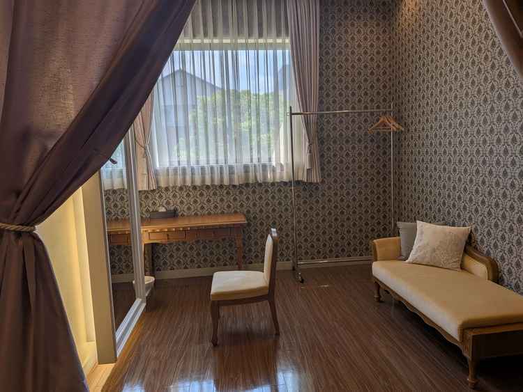 新郎新婦の待合室は1つの部屋でカーテンで仕切ることができるようになってます。