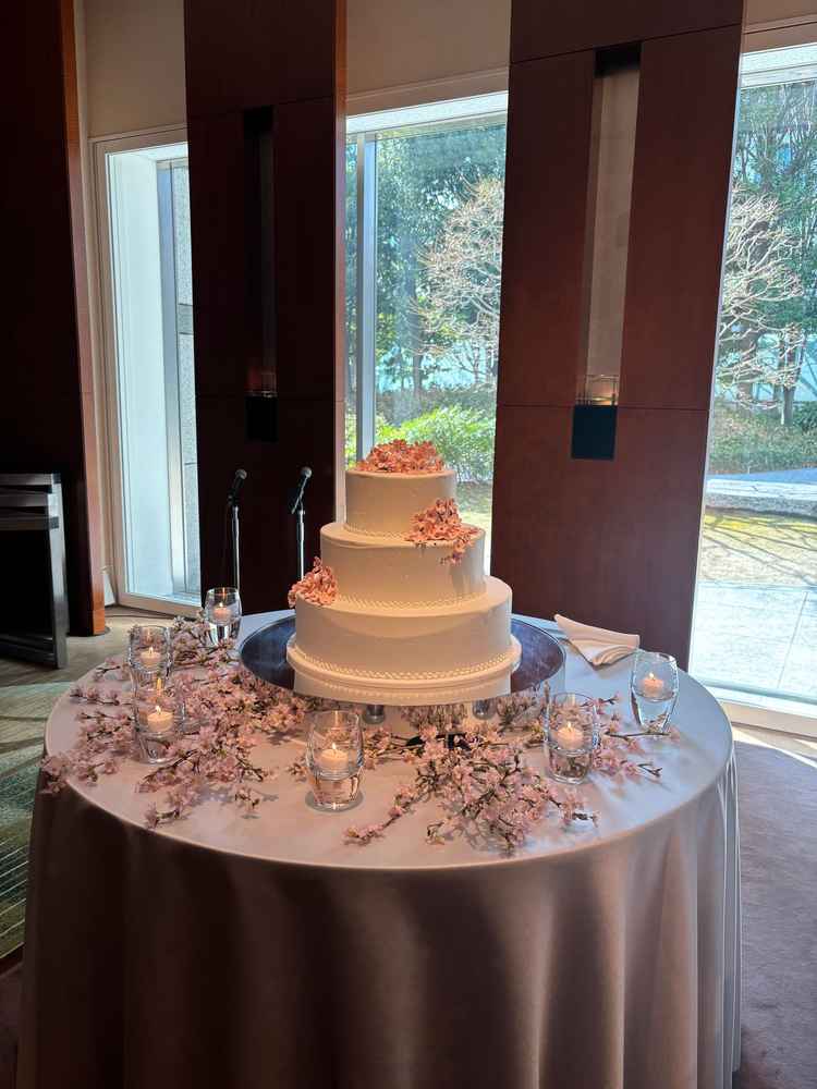 見学させていただいた会場のウェディングケーキ