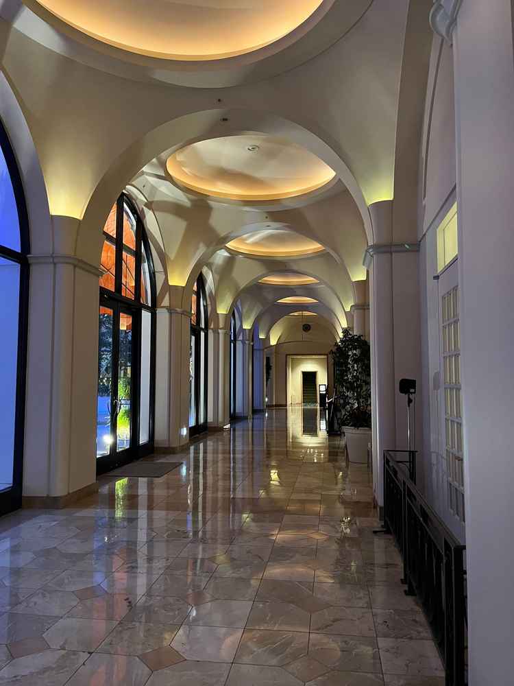 中庭に面した廊下。素敵な作りで写真映えしそうなスポットでした。