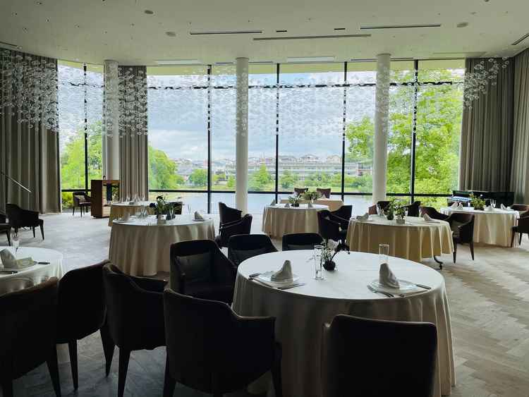 ２つあるうちの一つの披露宴です。シャボン玉のようなガラス玉が気に入りました。