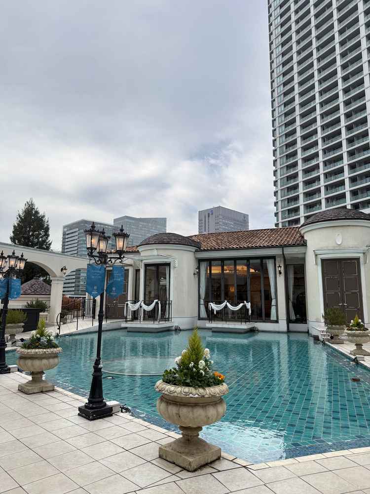 チャペルは通じる順路のプールサイド