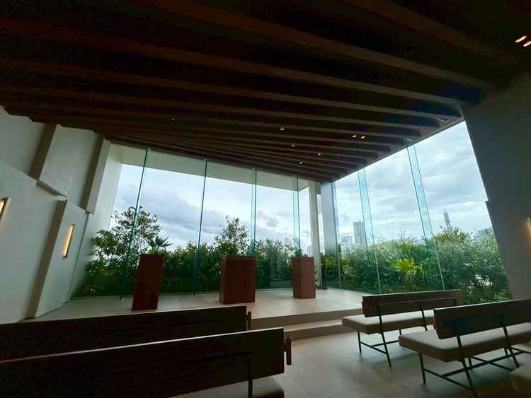 チャペルからはみなとみらいの景色が見えます