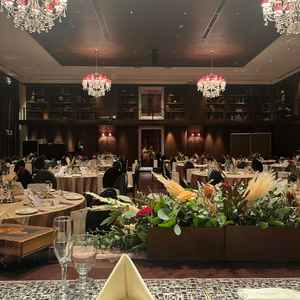 ブラウンを基調とした披露宴会場を花婿花嫁側から見た写真です。