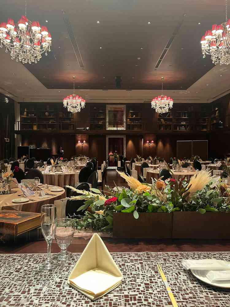 ブラウンを基調とした披露宴会場を花婿花嫁側から見た写真です。