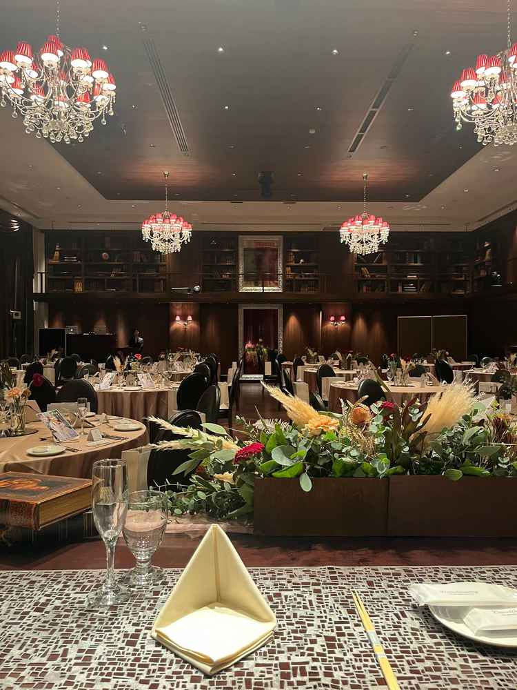 ブラウンを基調とした披露宴会場を花婿花嫁側から見た写真です。