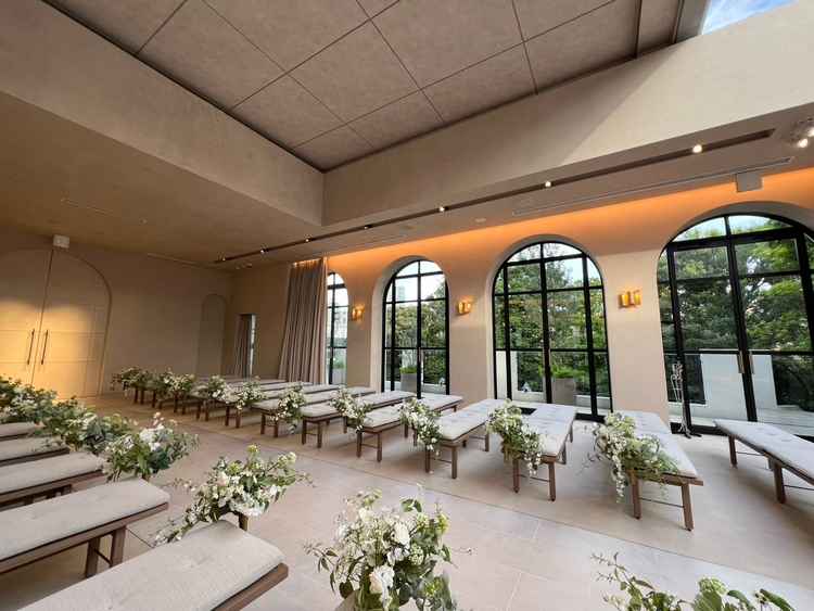 教会の外には緑があふれていた