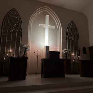 照明が落とされたチャペル