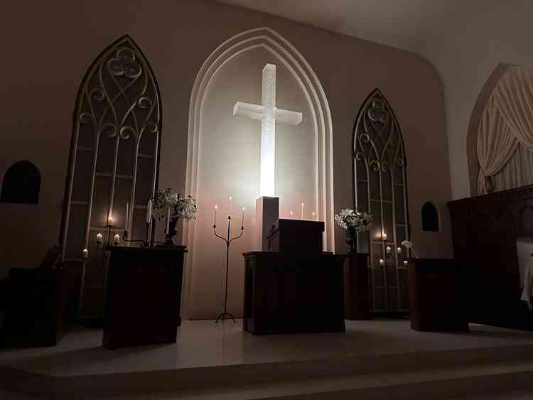 照明が落とされたチャペル