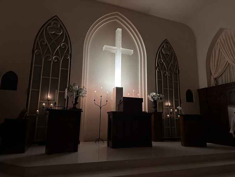 照明が落とされたチャペル