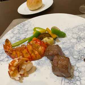 試食でいただいたオマールエビは風味がギュッと詰まっておりとても美味しかった。野菜にもこだわりあり。