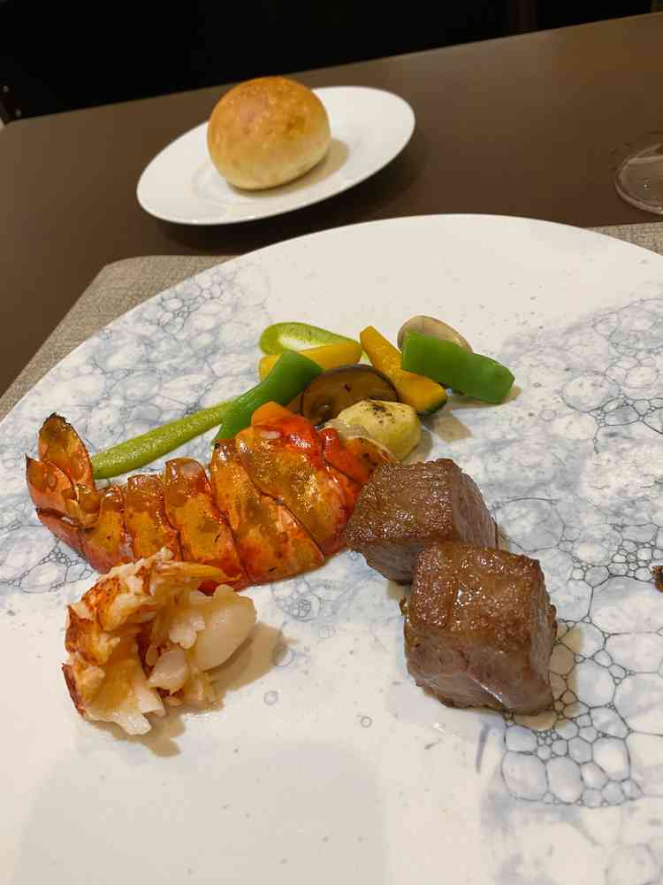 試食でいただいたオマールエビは風味がギュッと詰まっておりとても美味しかった。野菜にもこだわりあり。