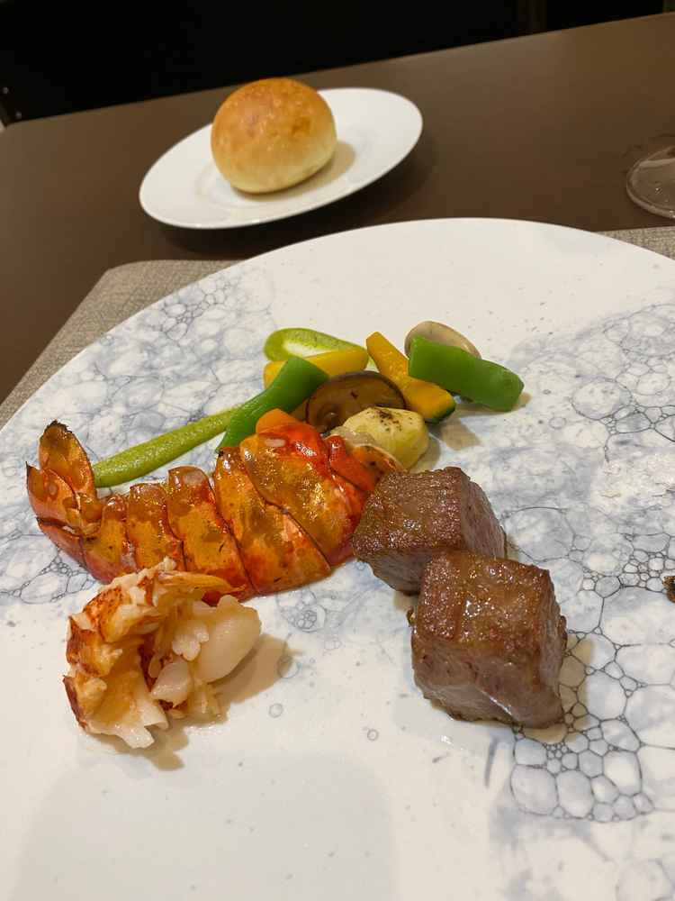 試食でいただいたオマールエビは風味がギュッと詰まっておりとても美味しかった。野菜にもこだわりあり。