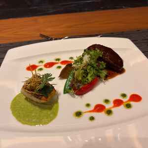 お肉とお魚のプレートです。和洋折衷のパターンとフレンチがあるらしく、お椀が美味しかったです。