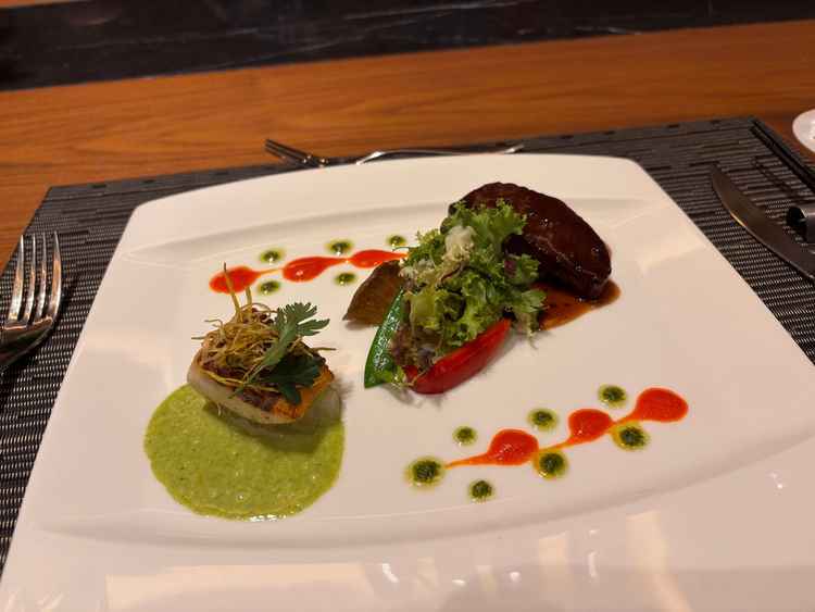 お肉とお魚のプレートです。和洋折衷のパターンとフレンチがあるらしく、お椀が美味しかったです。