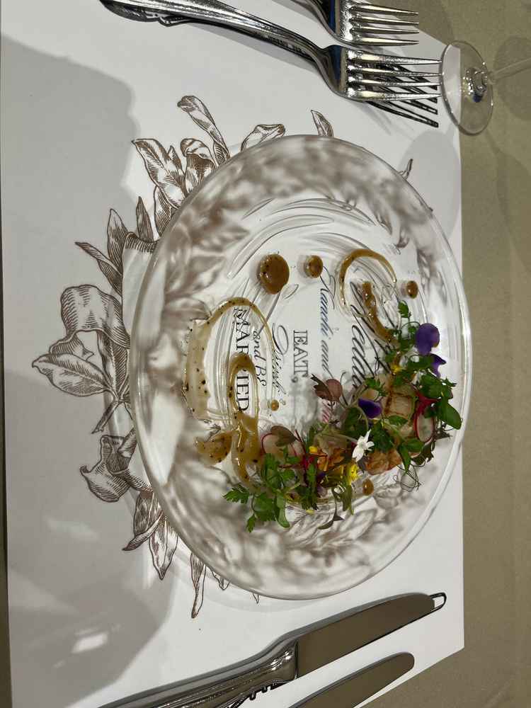 おしゃれに盛り付けられた料理