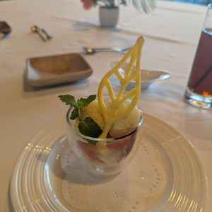 デザート。ミニパフェ。ザクザクとした食感で万人受けしそうな味わいだった。