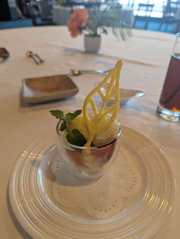 デザート。ミニパフェ。ザクザクとした食感で万人受けしそうな味わいだった。