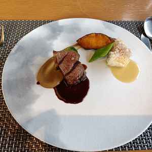 試食。ホテルということもあり、お肉も柔らかく、非常に美味しい料理でした。