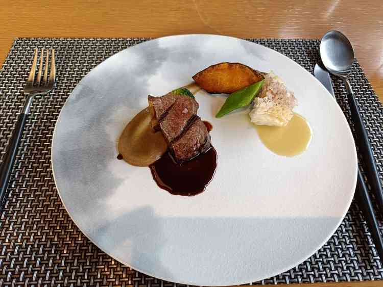 試食。ホテルということもあり、お肉も柔らかく、非常に美味しい料理でした。