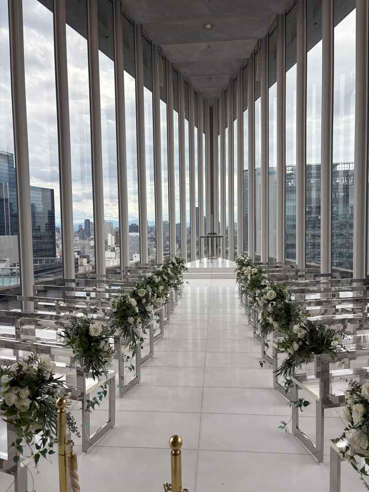 チャペルの正面写真です。設計上、1番後ろの席でも新郎新婦が見やすい設計。