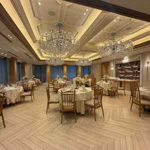 披露宴会場の写真。シャンデリアが綺麗。もっとガーリーだと思っていたので、装花の色でだいぶ変わりそう。