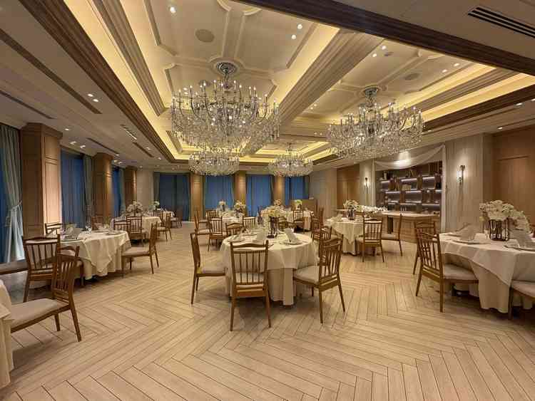 披露宴会場の写真。シャンデリアが綺麗。もっとガーリーだと思っていたので、装花の色でだいぶ変わりそう。