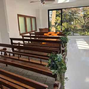 挙式会場の全体。椅子も木の茶色で、ナチュラルな感じ。