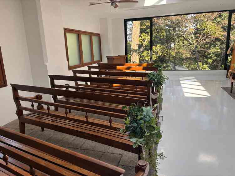 挙式会場の全体。椅子も木の茶色で、ナチュラルな感じ。