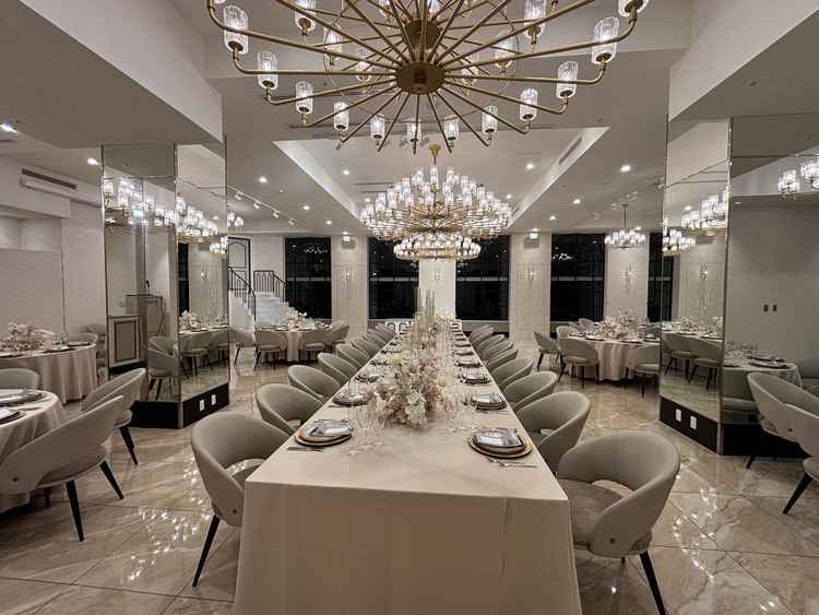 披露宴会場の2つ目のお部屋。収容人数が少なめで、オープンキッチンがない代わりにバーカウンターがある