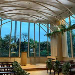 チャペル。都会の喧騒を忘れる素敵なチャペルでした。緑に囲まれておりナチュラルな雰囲気でした。